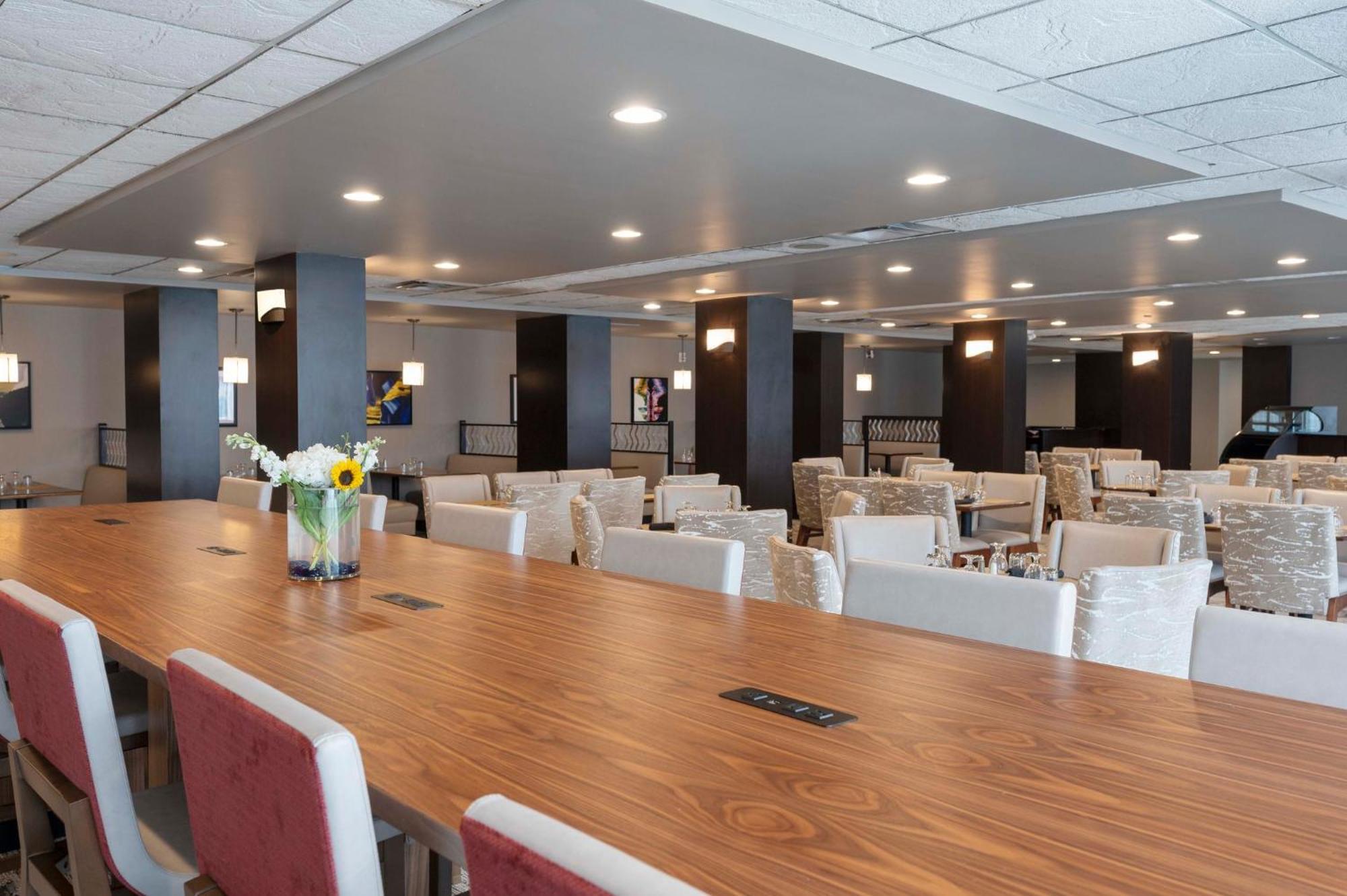 Crowne Plaza Indianapolis-Airport By Ihg Hotel Exterior photo