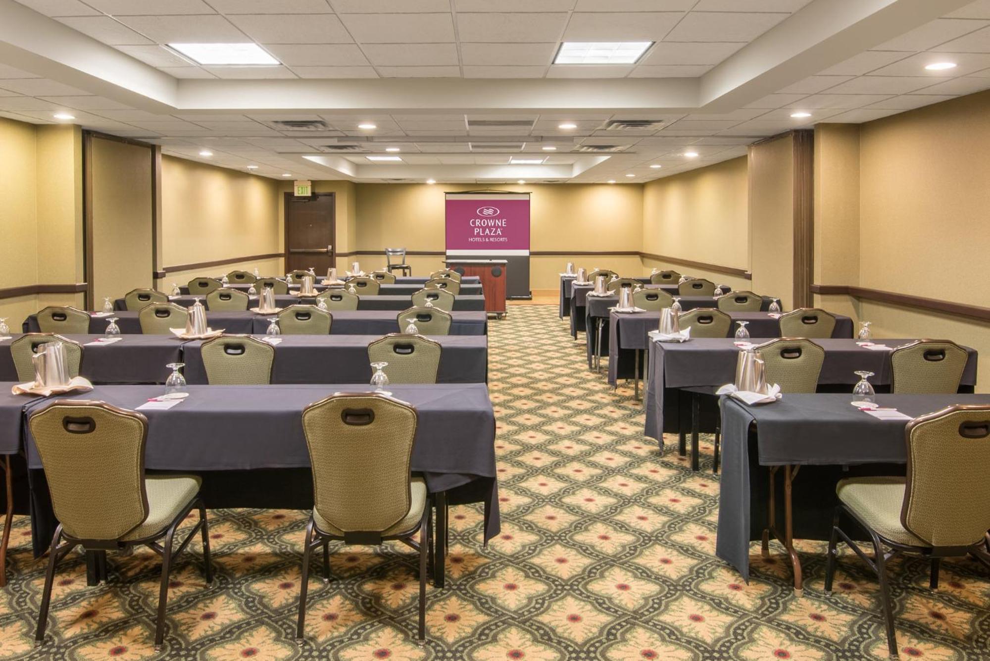 Crowne Plaza Indianapolis-Airport By Ihg Hotel Exterior photo