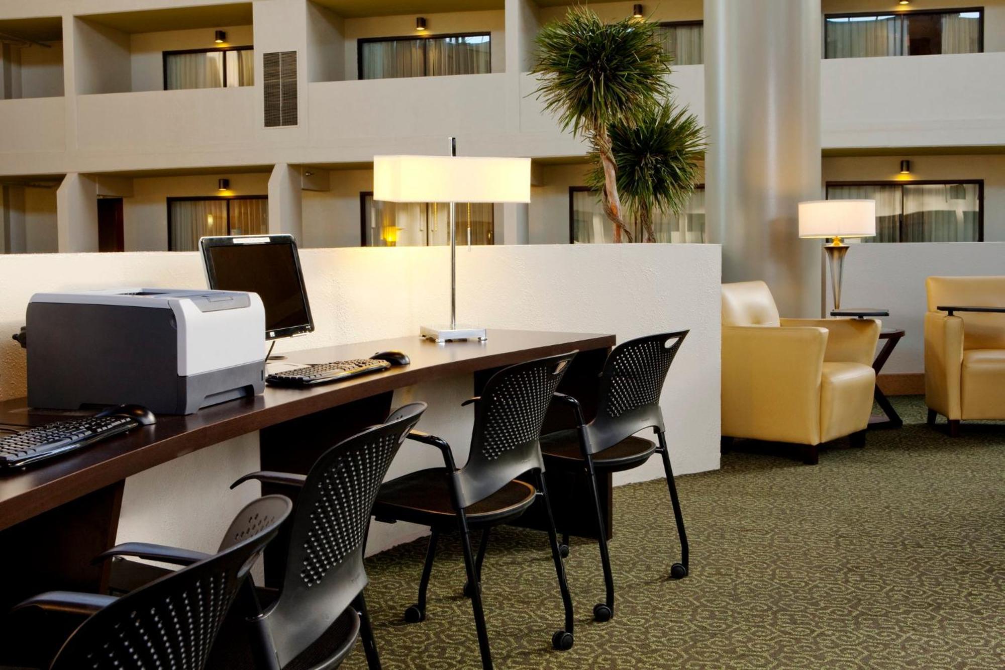 Crowne Plaza Indianapolis-Airport By Ihg Hotel Exterior photo
