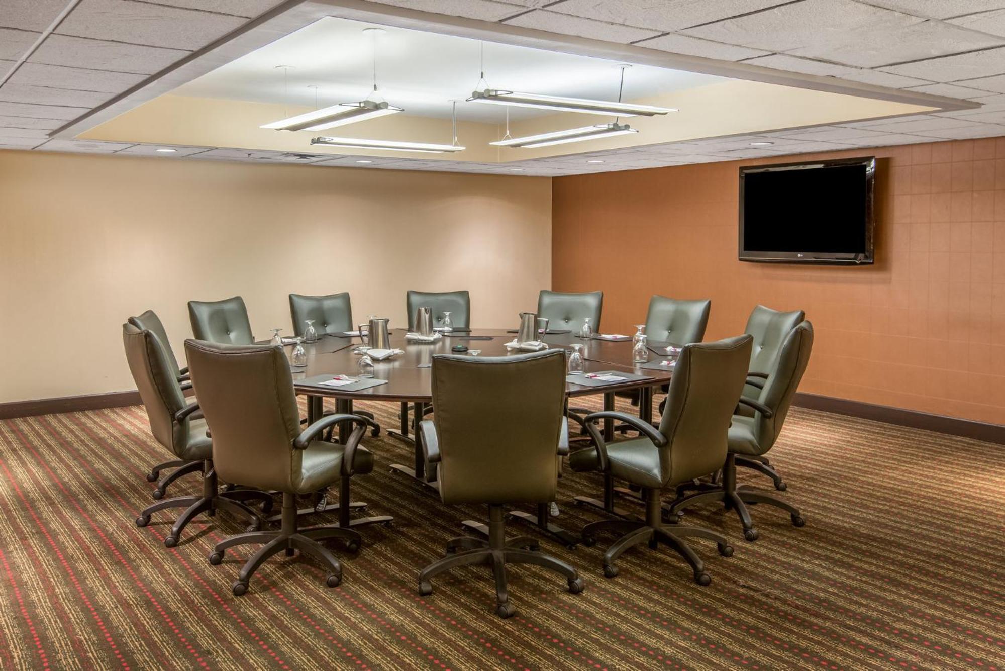 Crowne Plaza Indianapolis-Airport By Ihg Hotel Exterior photo